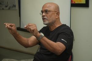 Prabhakar Kolte delivers his talk at Artfest 09, Indiaart Gallery